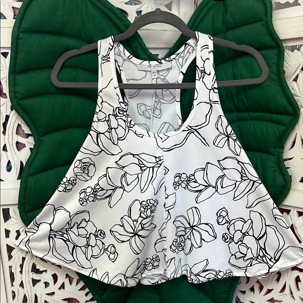 Ari South white with black line drawing Hawaiian floral tank top. Size XS